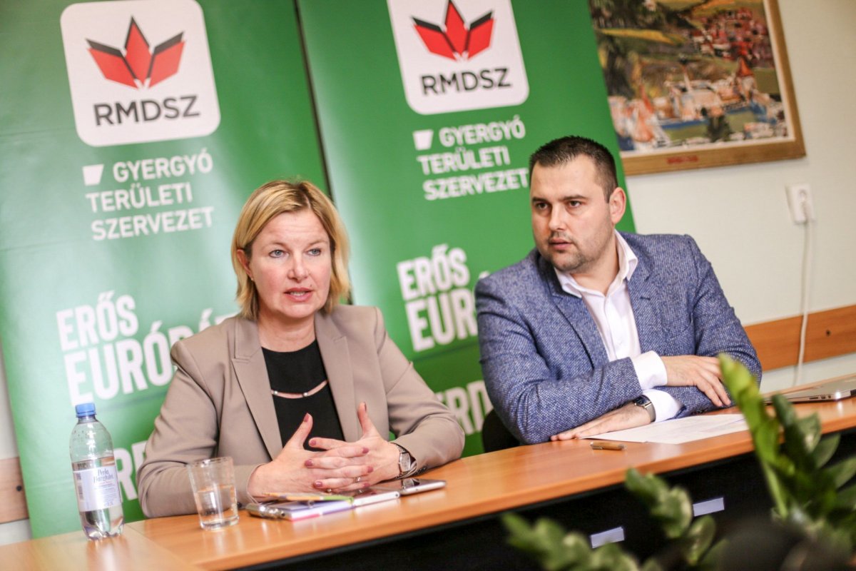 Hegedüs Csillát Barti Tihamér Gyergyó-területi RMDSZ elnök kísérte a körúton •  Fotó: RMDSZ