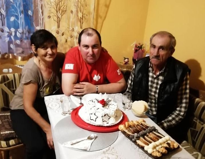 A Hompoth család, középen a műtétre szoruló Zoltán 
