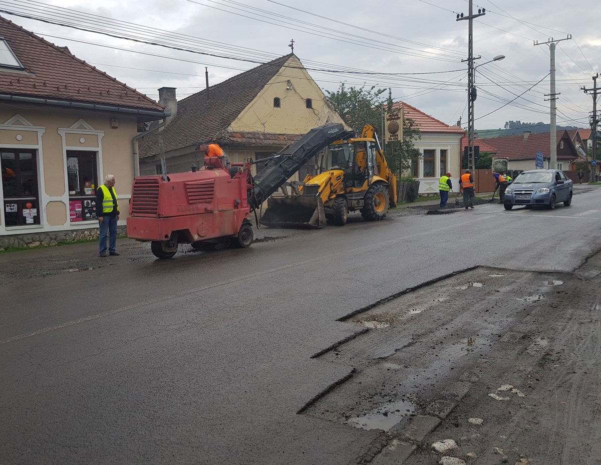 A kátyúzások a legforgalmasabb időszakban okoznak problémát 