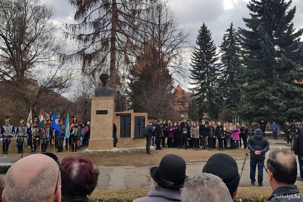 Megújult a nemzeti ünnepre a Petőfi-szobor • Fotó: Gergely Imre