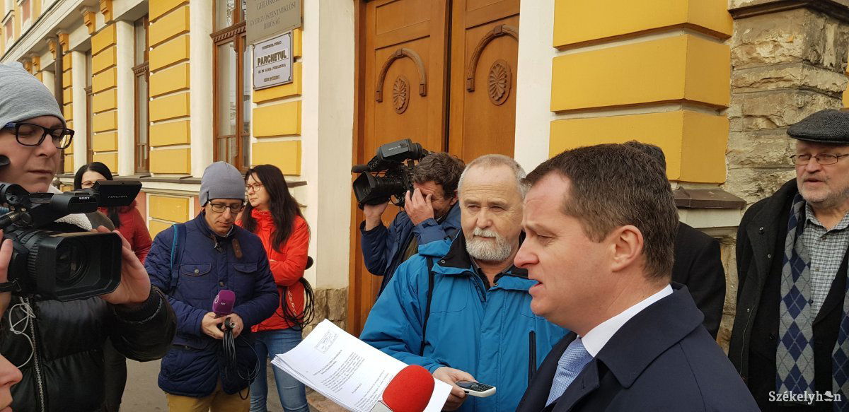 Mezei János MPP-elnök nyilatkozik az ügyészség épülete előtt • Fotó: Székelyhon