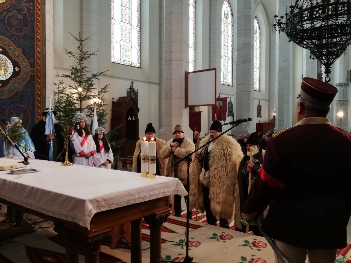 A vasárnap délelőtti szentmisét követően adták elő a betlehemest a ditrói templomban. A hívek közül csak az idősebbek emlékeztek az alszegiek hagyományára •  Fotó: Pethő Melánia