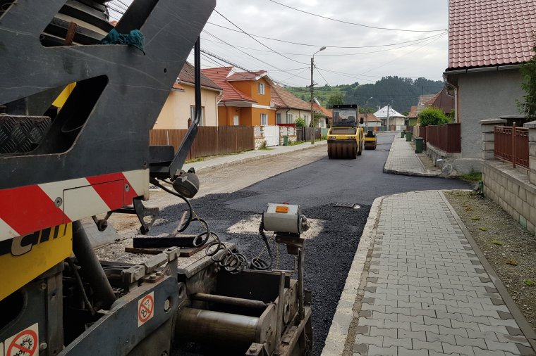 Keresztet vetett, amikor meglátta, hogy végre aszfaltoznak