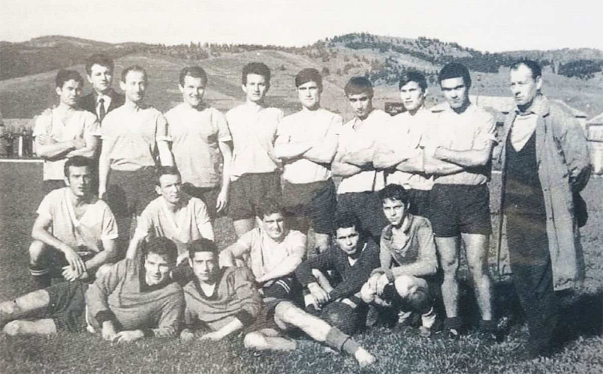 Ötven éve jutott először a C divízióba gyergyói csapat. A keret tagjai, felső sor balról: Baksai, Pongrácz (csapatvezető), Kertész, Málnási, Kémenes, Fani, Csergő, Kémenes, Veres, Petrașcu (edző). Alsó sor: Nicu, Paltán, György, Pupák, Szőke, Rövid, Bence 