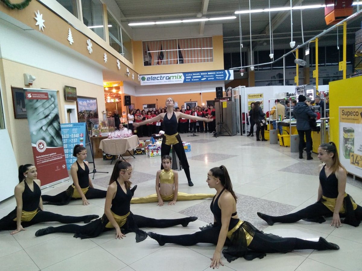 A Step Dance Sportklub és a helyi kórusok produkciója tette ünnepélyesebbé a program záróeseményét •  Fotó: Barabás Orsolya