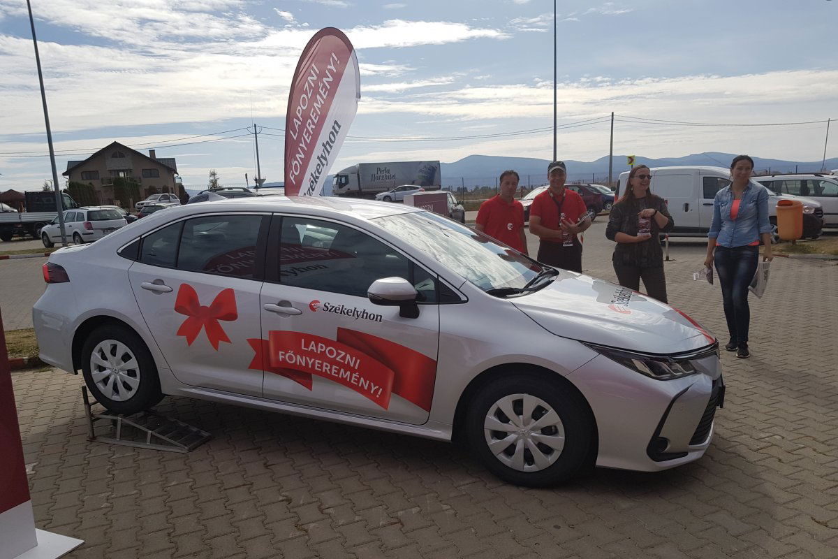 Gyergyószentmiklóson a nyereményautónk •  Fotó: Gergely Imre