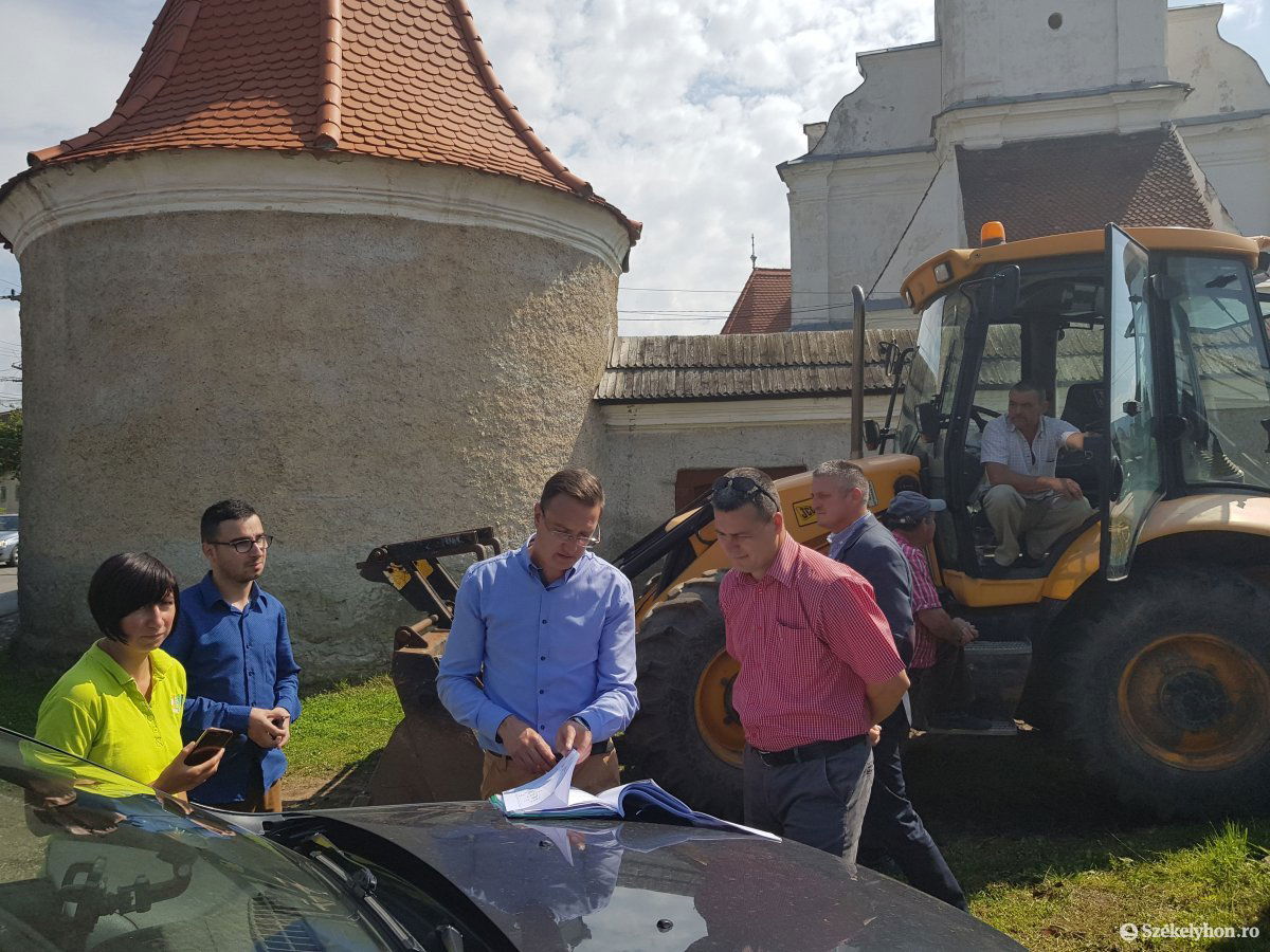 A területrendezés elindult iskolakezdésre elkészül a sétány a templom fala mentén •  Fotó: Gergely Imre