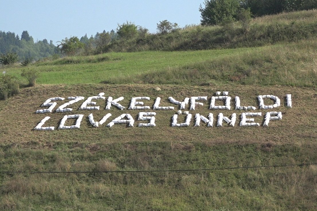 Ezúttal nézők nélkül tartják a lovas versenyeket •  Fotó: FényTV