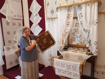 Úrihímzéssel díszített textíliákból nyílik kiállítás Kolozsváron