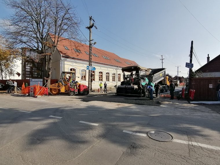 Forgalmas útszakasz aszfaltozása kezdődött el Gyergyószentmiklóson