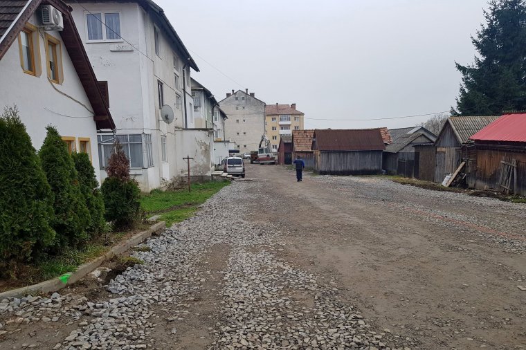 Felújítás előtt a gyergyóditrói tömbházak környéke