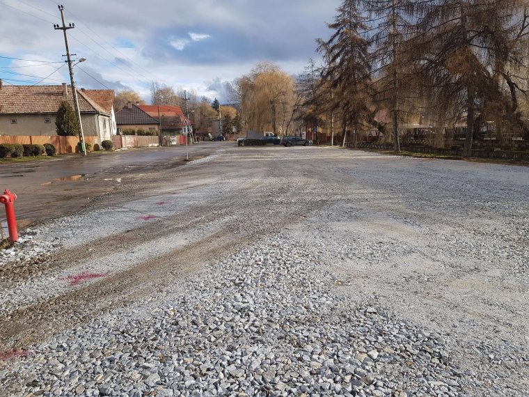 Tört kővel tettek járhatóvá néhány sáros utcát Gyergyószentmiklóson