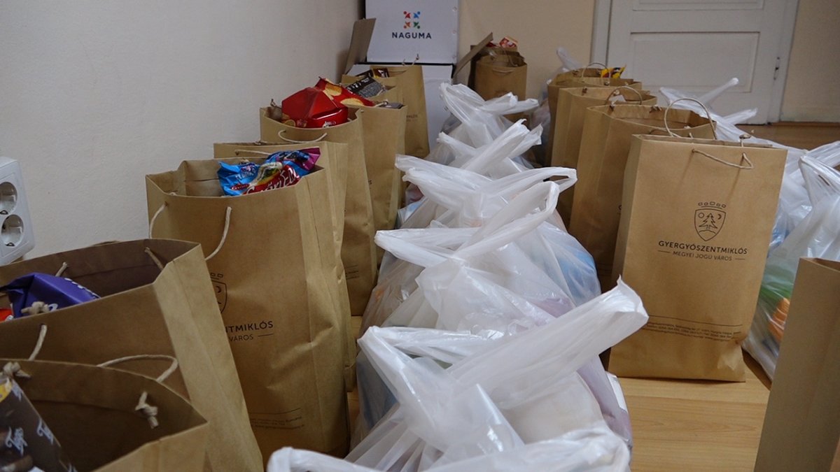 Több mint kétszáz rászoruló családnak vittek élelmiszercsomagot &bullet;  Fotó: Barabás Orsolya
