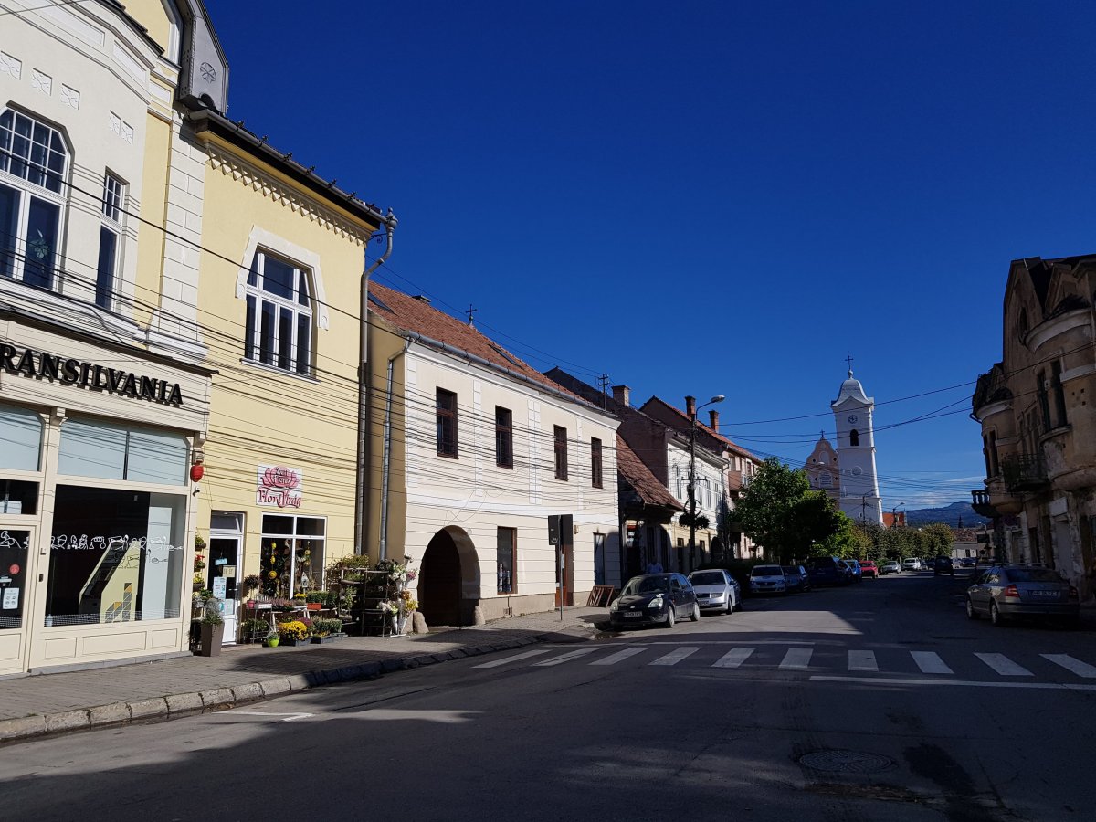 A városközpontban több épület homlokzata is szakszerűen újult meg. Ezt kellene folytatni •  Fotó: Gergely Imre