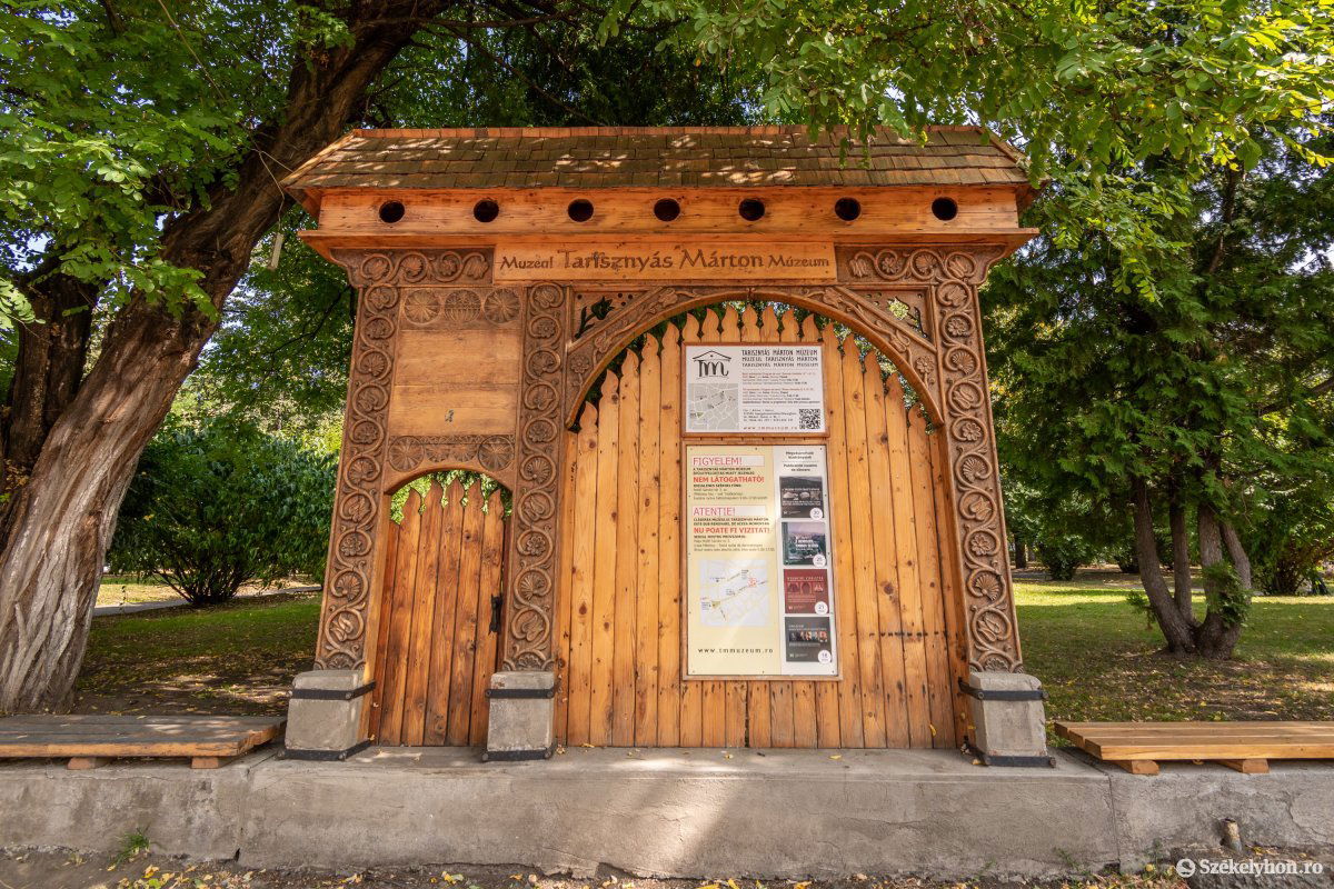 A múzeum jelenleg felújítás miatt zárva, a főtéri hirdető sem kínál újdonságokat. Archív &bullet;  Fotó: Pinti Attila