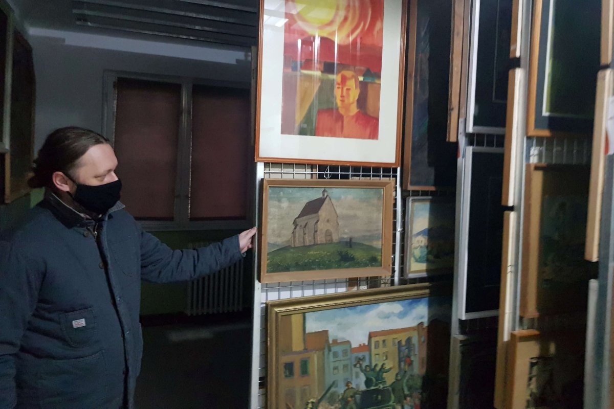A Tarisznyás Márton Múzeum megbízott igazgatója, Szőcs Levente mutatja a képzőművészeti gyűjtemény tárolórendszerét •  Fotó: Gergely Imre