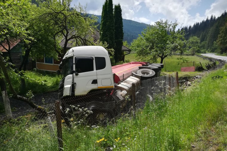 Majdnem tragédiába torkollt a teherautó szabálytalan előzése