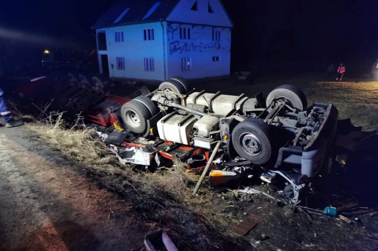 Életét vesztette a felborult teherautó vezetője