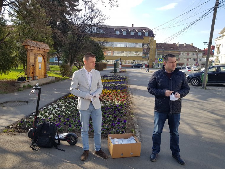 Önkéntesen varrtak maszkokat, amit ingyenesen osztanak szét