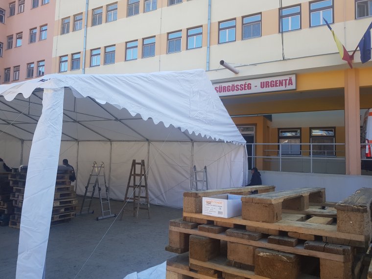 Betegosztályozó sátrat húztak fel a gyergyószentmiklósi kórháznál is