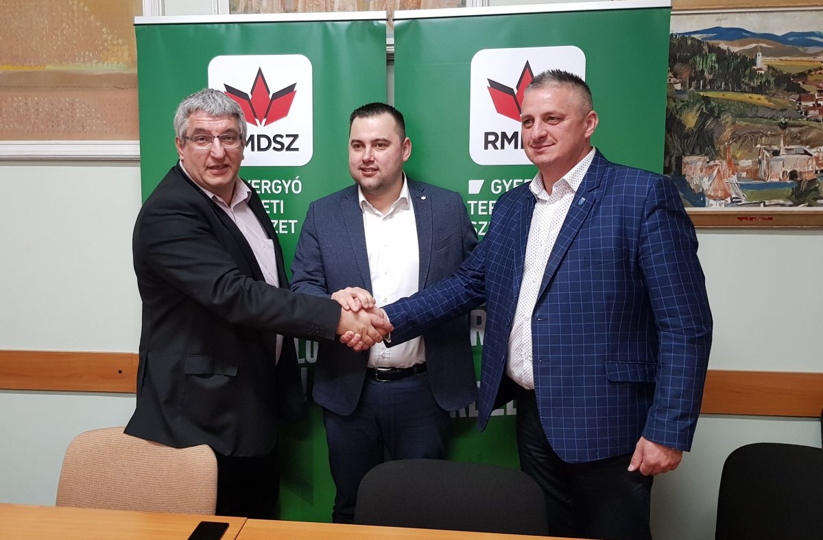 Csergő Tibor (balról). Szoros győzelemmel lesz az RMDSZ polgármesterjelöltje Gyergyószentmiklóson •  Fotó: Gergely Imre