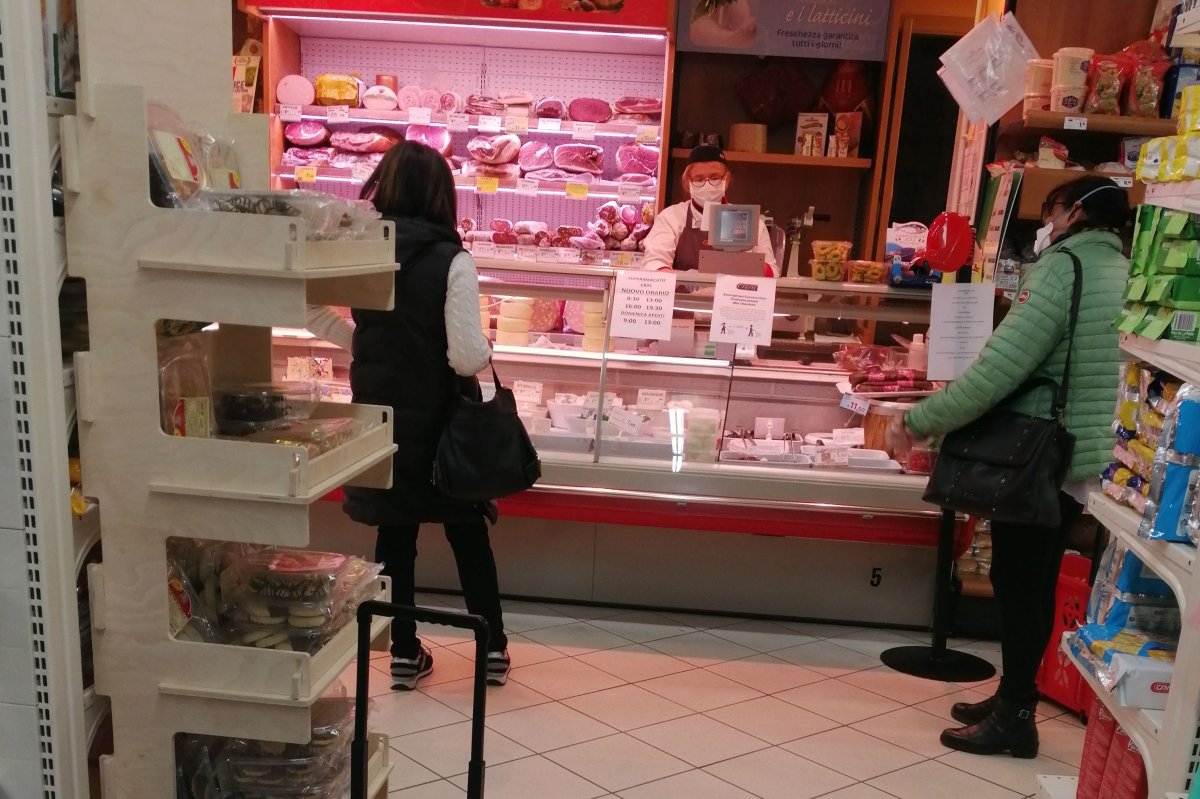 Távolság és elővigyázatosság a boltban •  Fotó: Katona Era