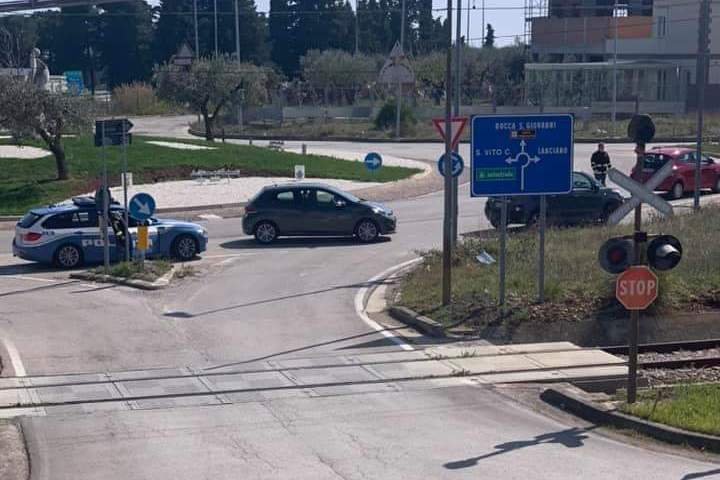 Rendőr a város végén •  Fotó: Katona Era