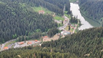 Ideiglenesen lakat kerül egy gyilkostói villára, ahol több táborozó gyerek rosszul lett