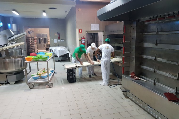 Tiltakozni készülnek az élelmiszeripari dolgozók, ha a kormány megszünteti az adókedvezményeiket