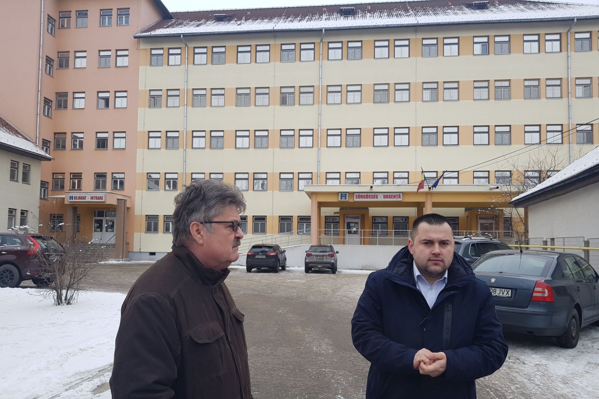 Ferenczy István és Barti Tihamér a kórház udvarán. Háttérben a kicserélendő ablakok egy része •  Fotó: Gergely Imre