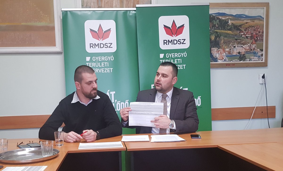 Gyergyószéken a helyi RMDSZ irodák és helyi szervezeti vezetők koordinálják az aláírásgyűjtést •  Fotó: Gergely Imre
