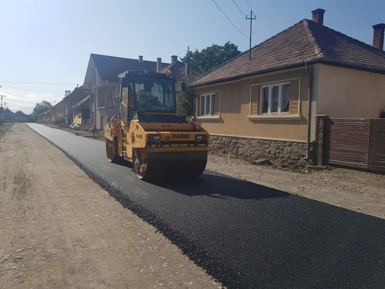 Leterítették az első aszfaltréteget a gyergyószentmiklósi Rózsa utcában