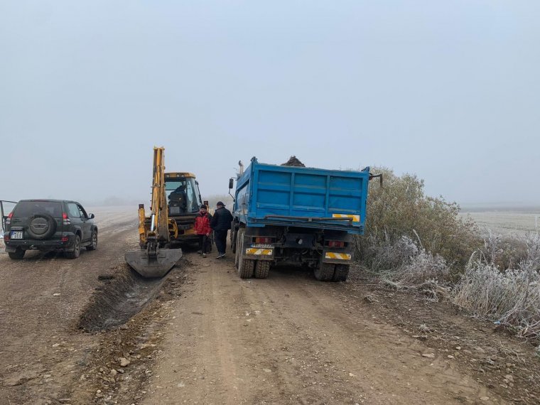 Forgalmas mezőgazdasági utakat javítanak Gyergyóalfaluban