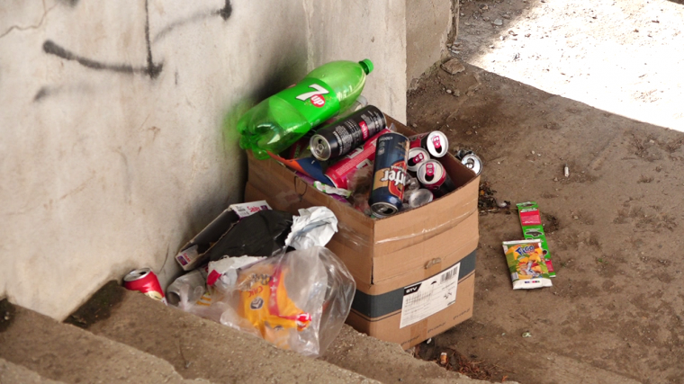 Panaszkodnak az esti tivornyázások után hátrahagyott szeméthalmok miatt