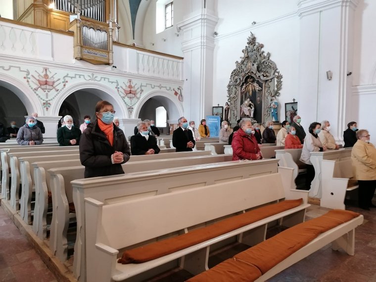 Idén csak a templomokban köszöntötték az időseket