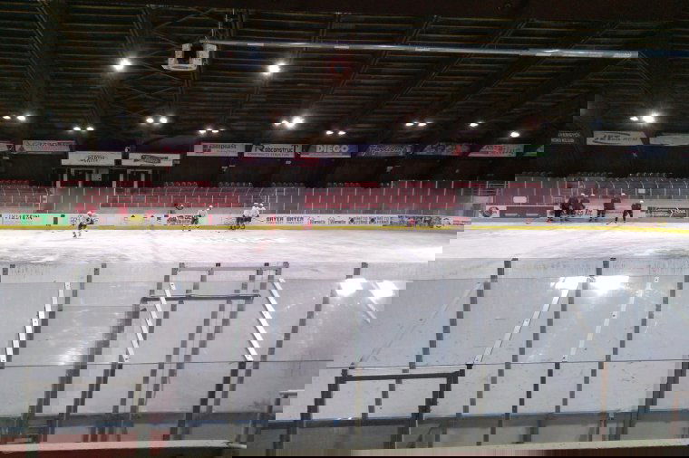 Van jég, elkezdődtek a jégkorongedzések a gyergyószentmiklósi műjégpályán