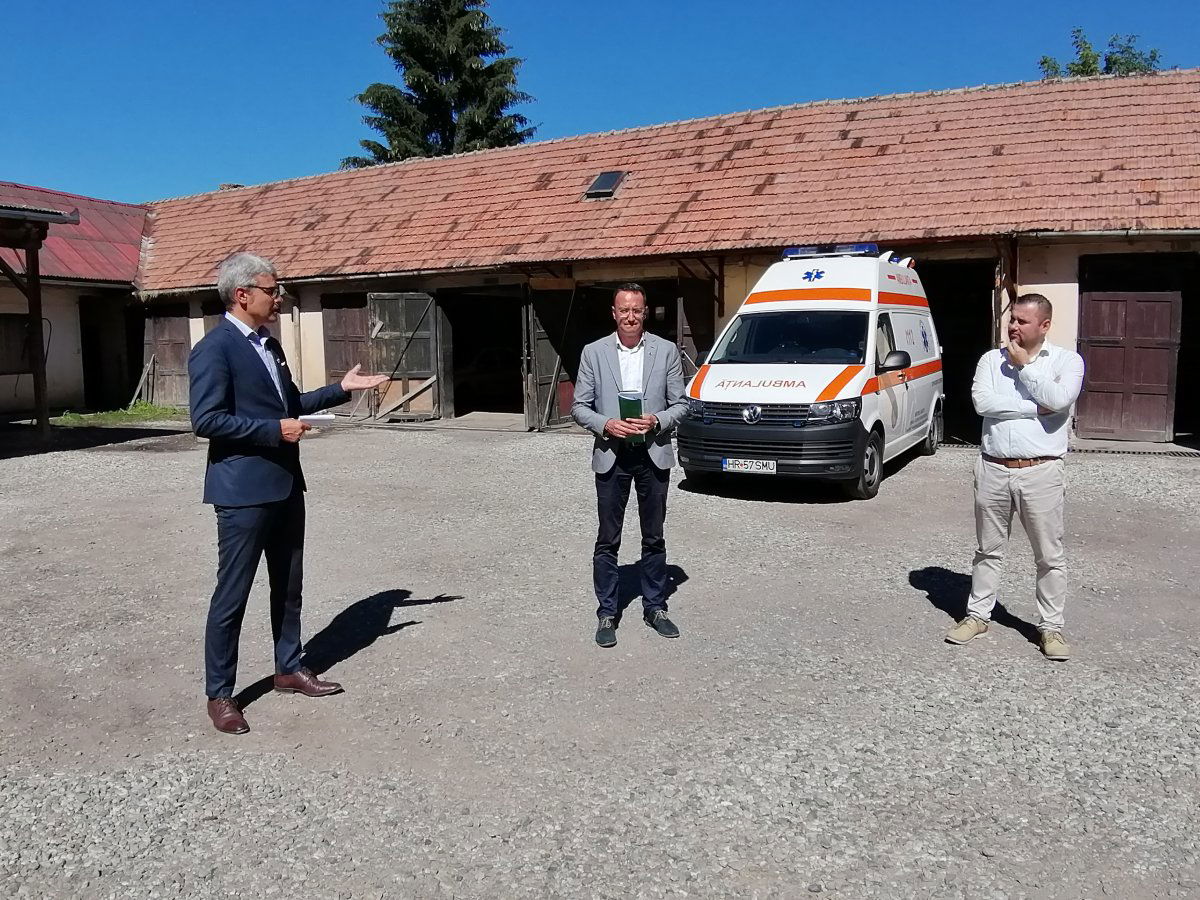 Az új autókkal csak a garázs mélyítése után lehetett beállni, a legújabbal sehogy. Elkezdődik az újjáépítés •  Fotó: Hegyi Zsuzsanna