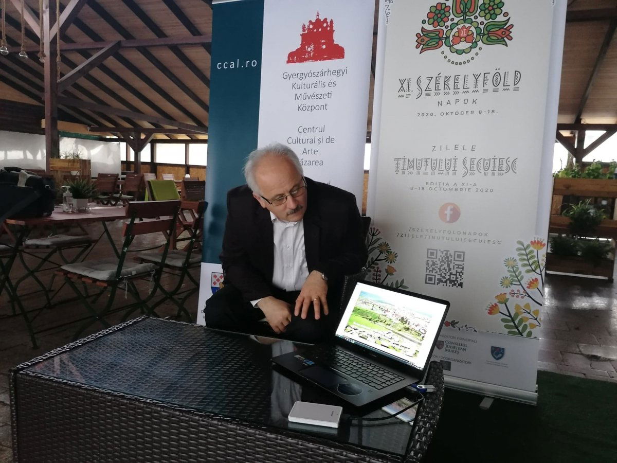 Kolcsár Béla ismerteti a Székelyföld Napok programját. Menedzseri kinevezését a bíróság érvénytelenítette. Archív •  Fotó: Hegyi Zsuzsanna