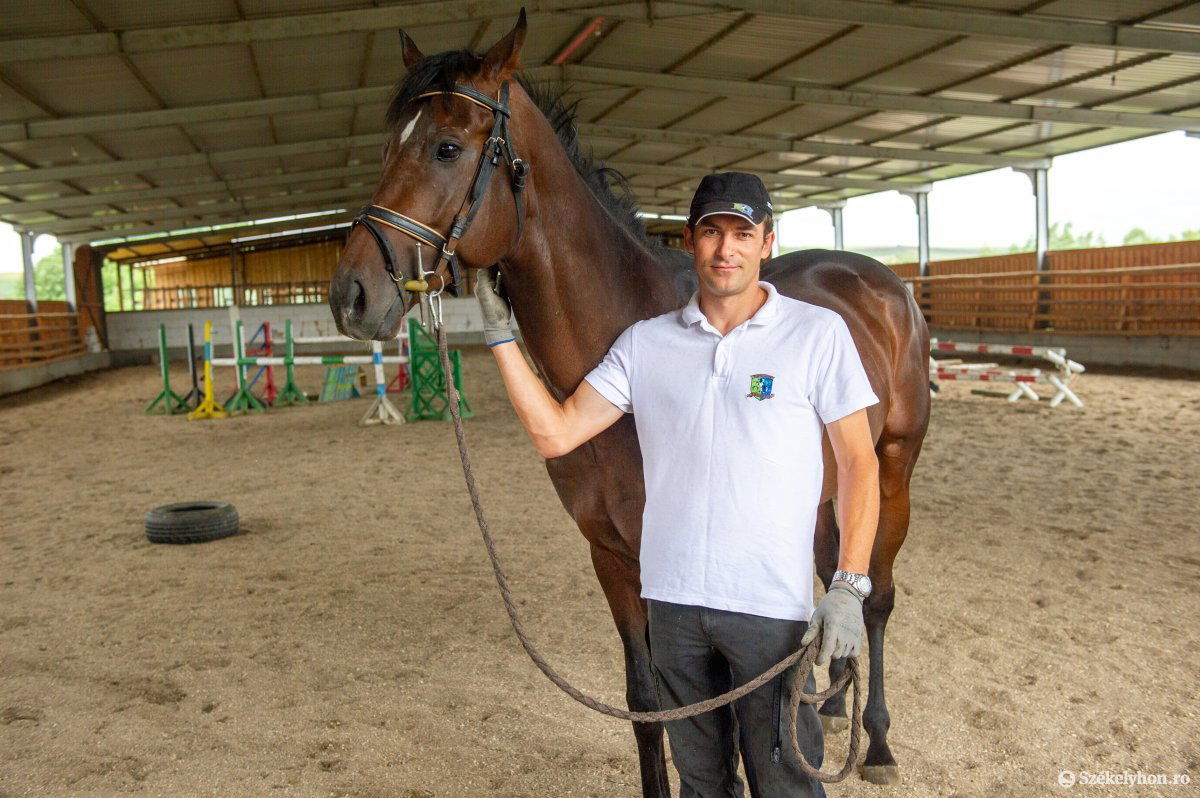 Petréd Károly gyergyóremetei lovas a kihelyezett magyarországi ménnel &bullet;  Fotó: Beliczay László