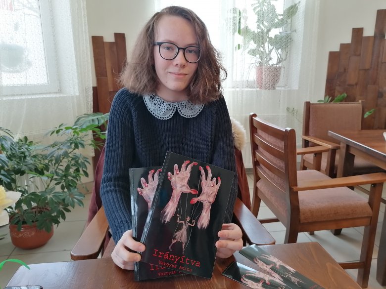 Vargyas Anita. Írta, szerkesztette, tervezte, illusztrálta és tördelte is regényét •  Fotó: Hegyi Zsuzsánna