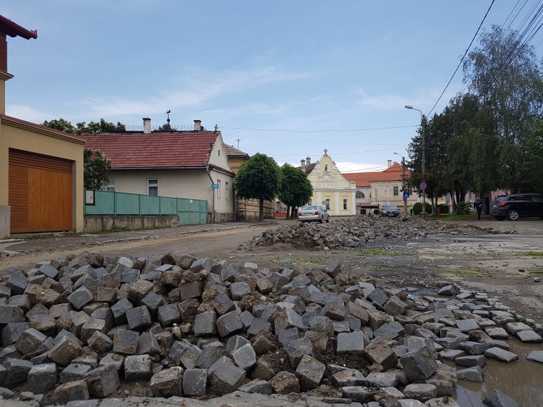 Aggódik a képviselő, hogy eltűnik a kockakő, a polgármester cáfol