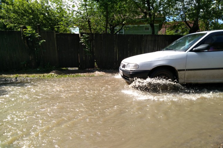 Évtizedek óta nem látott vízmennyiség árasztotta el Gyergyószentmiklós utcáit