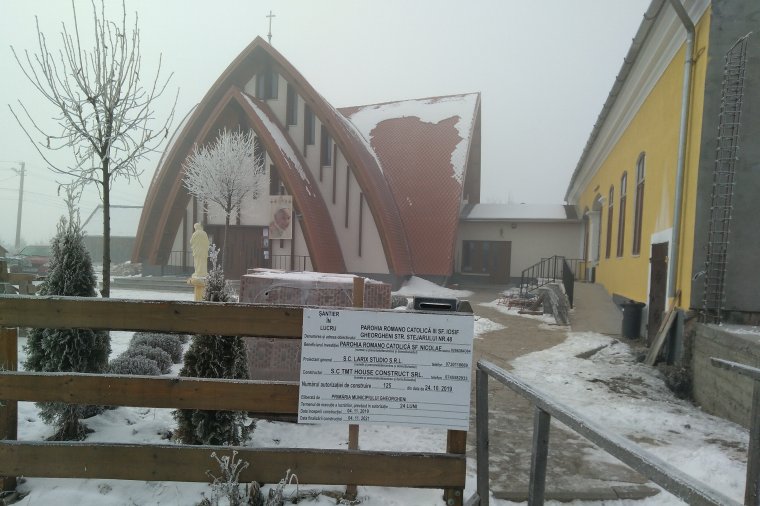 Ahol a templomban bújócskáznak a gyermekek