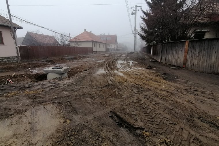 Sárral, tört kővel tömik a gödröket, embertelen körülményekre panaszkodnak a lakók