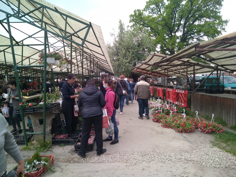 Tömeg a gyergyószentmiklósi piacon