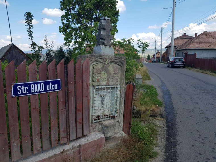 Ha keresztet előttük már ritkábban is vetnek, gondoskodnak a köztéri feszületekről