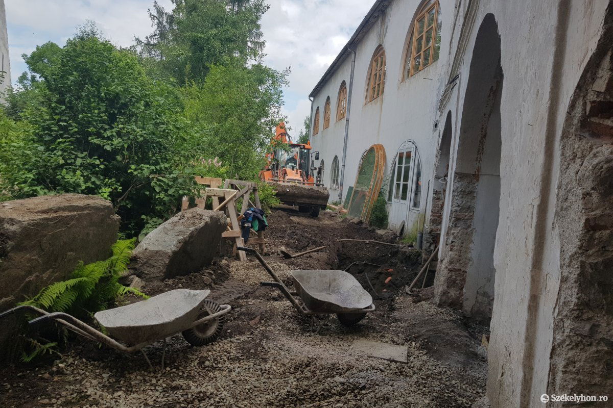 Munka történelmi környezetben. Év végére befejeznék a felújítást •  Fotó: Gergely Imre