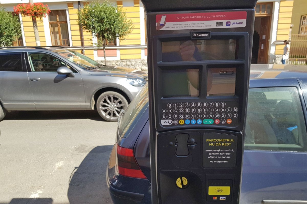 Változást előrevetítő új parkolóautomaták. Egyelőre csak román nyelvű tájékoztatóval •  Fotó: Gergely Imre