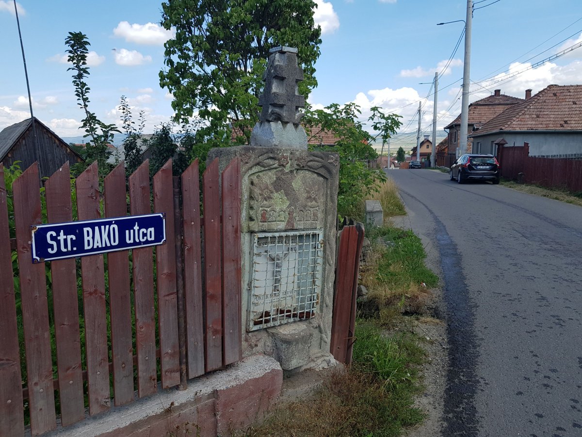 Nem hagyják magukra. Több tucatnyi útmenti keresztet újítanak fel Gyergyóremetén &bullet;  Fotó: Gergely Imre