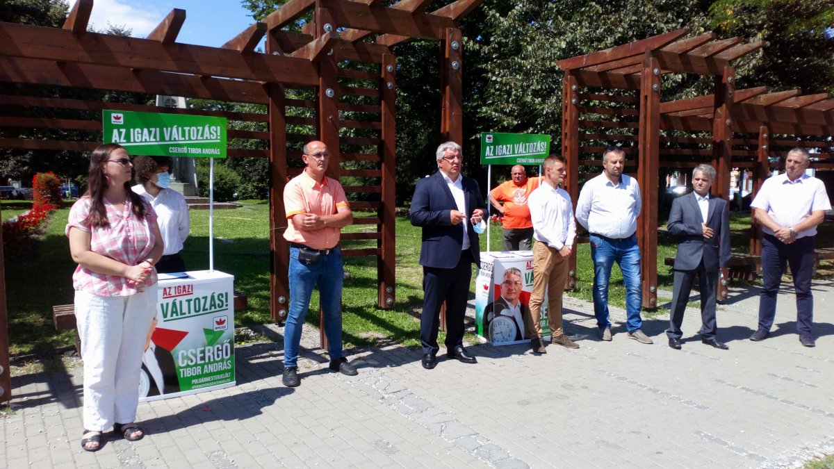 A főtéren kezdték az aláírásgyűjtést az RMDSZ jelöltjei •  Fotó: Gergely Imre